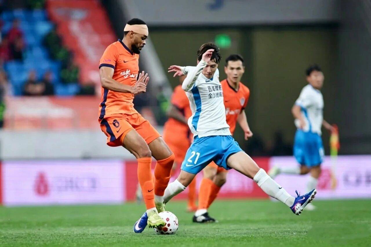 青岛德比0：0闷平——李昊神扑成唯一亮点