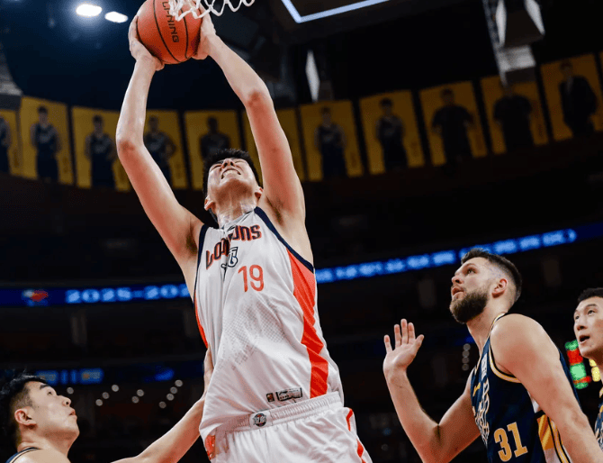 谜底揭开！杜锋G1赛后为什么赶紧跑回更衣室？球迷点评一针见血