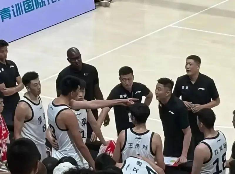 谜底揭开！杜锋G1赛后为什么赶紧跑回更衣室？球迷点评一针见血