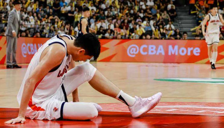 谜底揭开！杜锋G1赛后为什么赶紧跑回更衣室？球迷点评一针见血