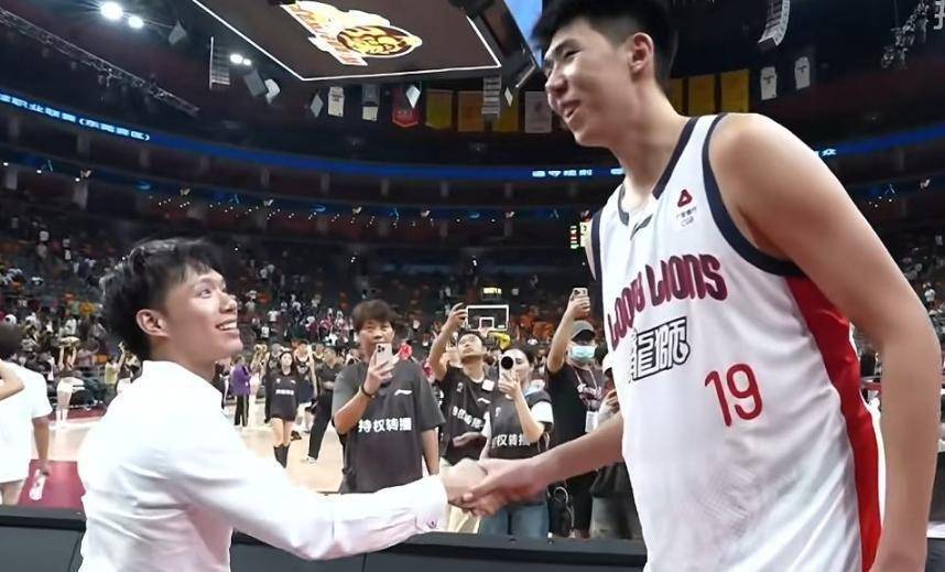 谜底揭开！杜锋G1赛后为什么赶紧跑回更衣室？球迷点评一针见血