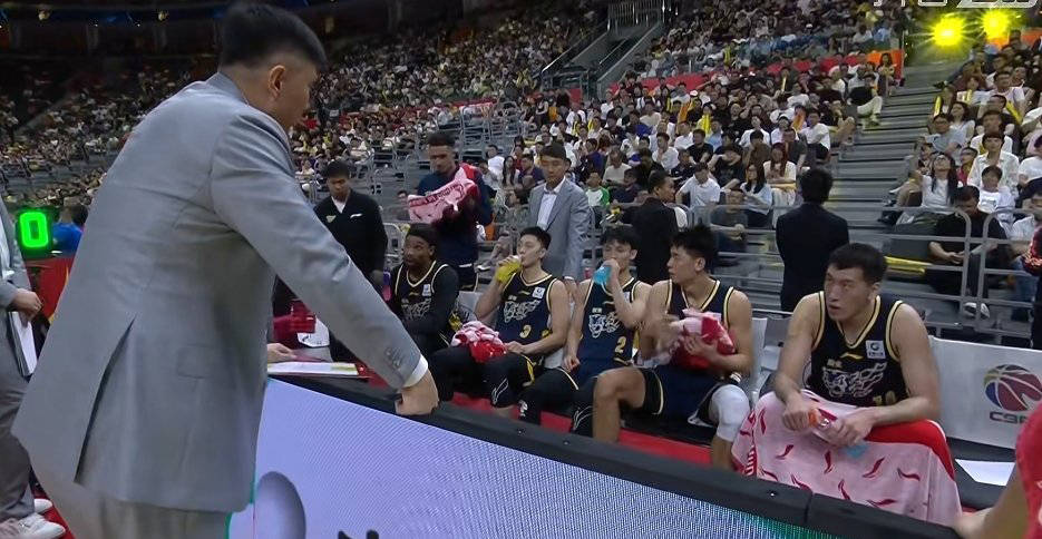 徐昕打爆广东内线！打脸杜锋不该放走！更衣室邱彪发飙，儒帅彻底变脸