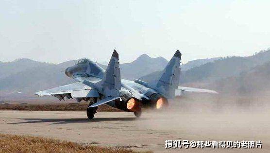 朝鲜人民军空军的训练场面 金正恩亲临现场指导