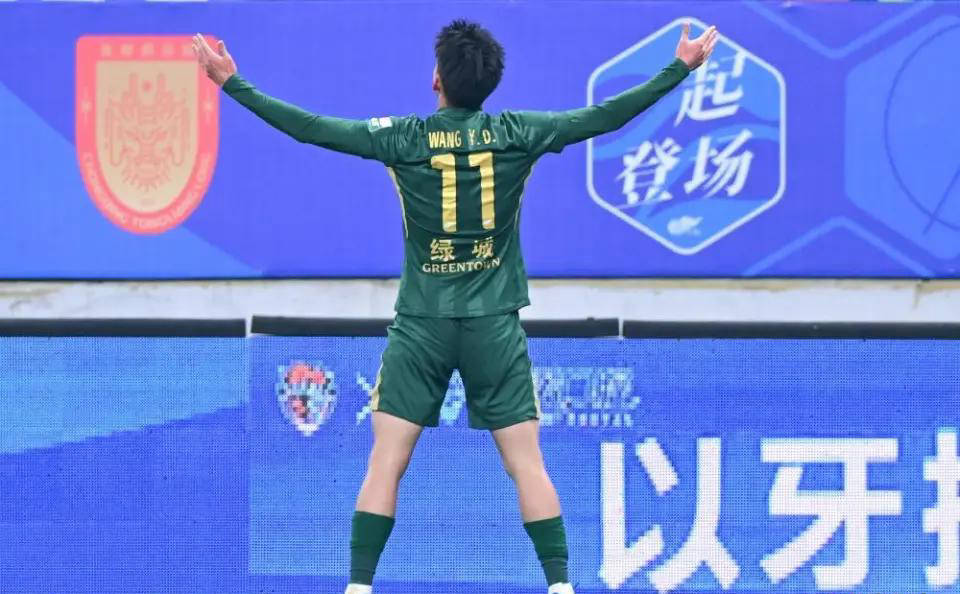 王钰栋终结5场进球荒!精彩凌空抽射复刻C罗SIU,全场欢庆