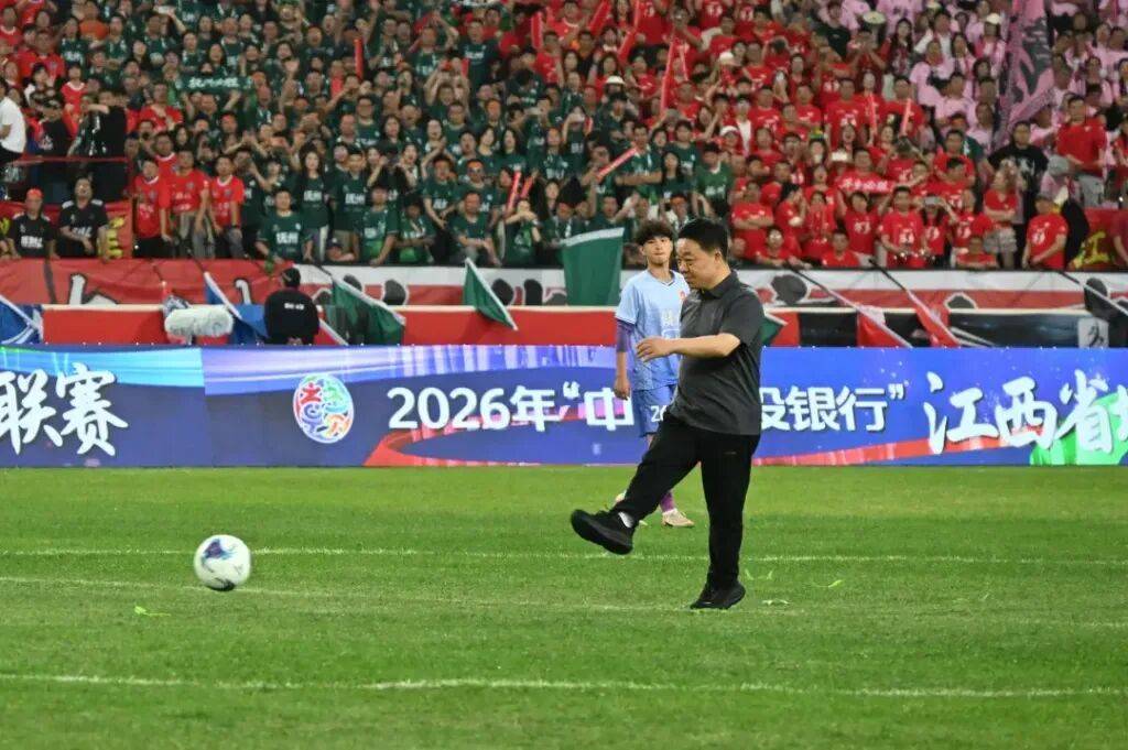 多位省级政府“一把手”,为足球赛事开球