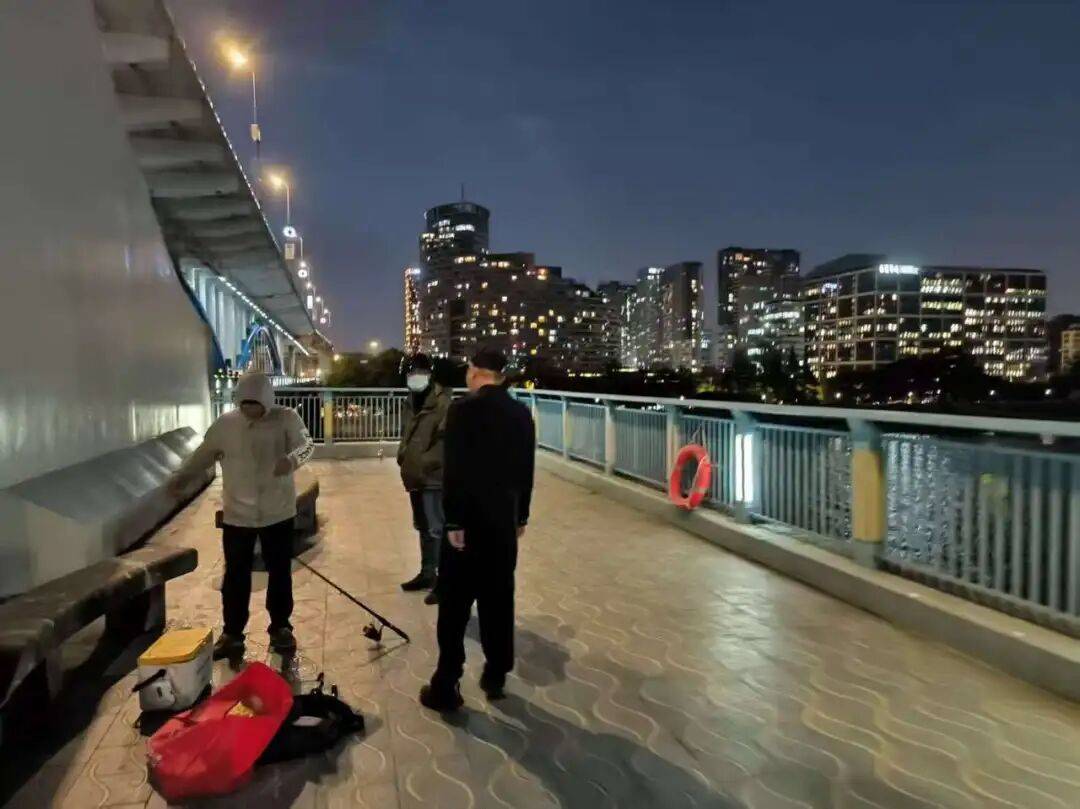 “真的后怕,根本反应不过来,线越勒越紧”,一女子夜骑,突然被细线勒住脖颈……