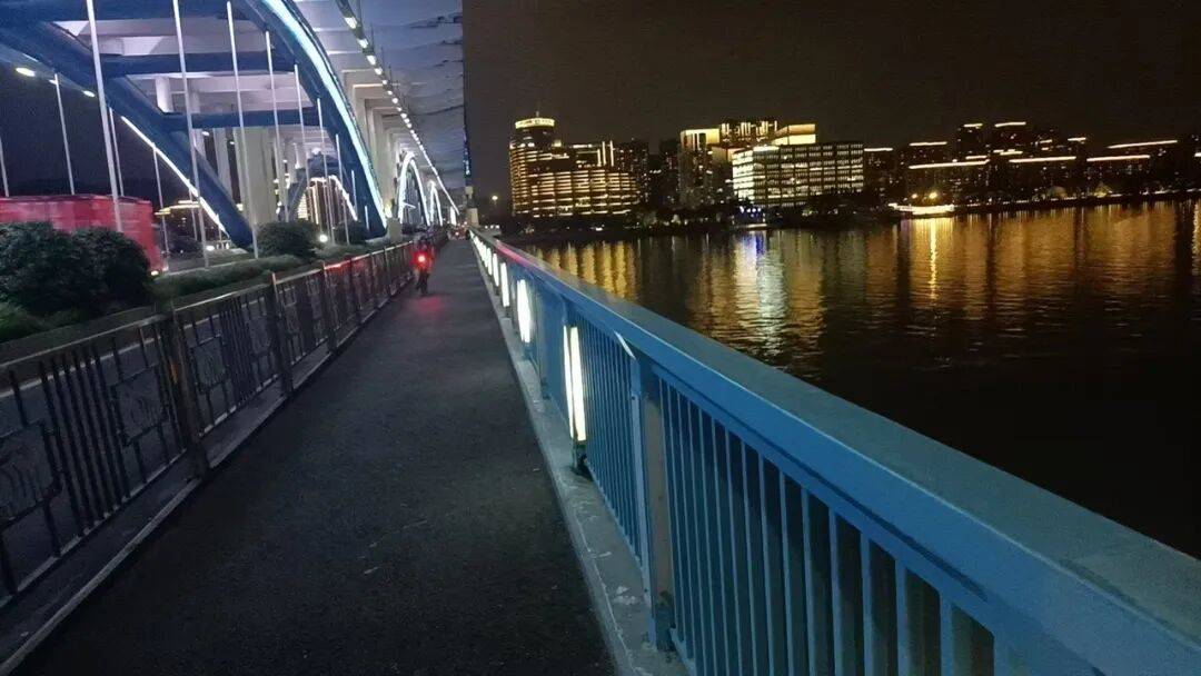 “真的后怕,根本反应不过来,线越勒越紧”,一女子夜骑,突然被细线勒住脖颈……